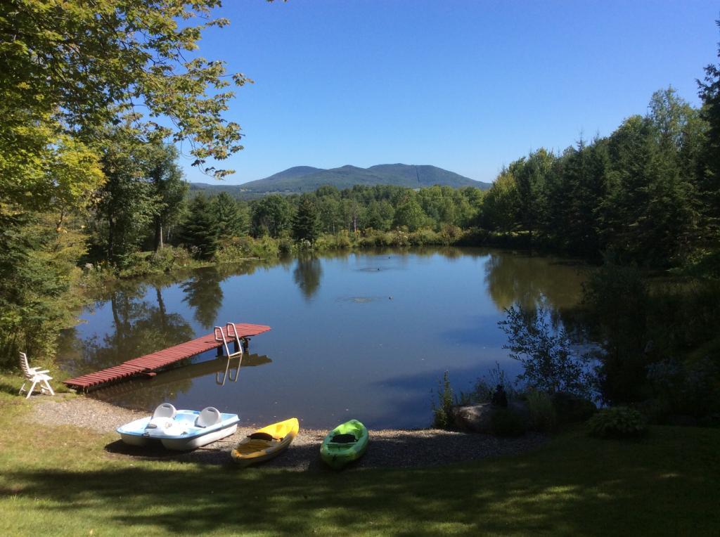 Chalet à louer Estrie situé sur domaine privé (lac,kayak,bicycle,nature sauvage,etc.) Près Owl's Head, Jay Peak et lac Memphrémagog