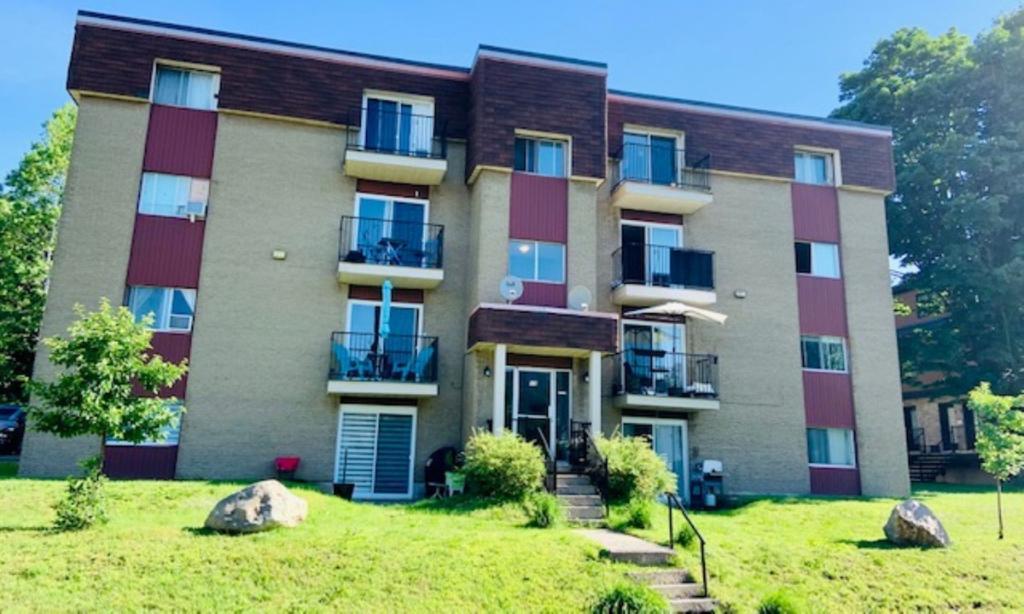 Logement 31/2 Bromont, frigidaire, laveuse, sécheuse, remise et stationnement privé inclus - 5 minutes du Sommet !!! Venez visiter!!!!
