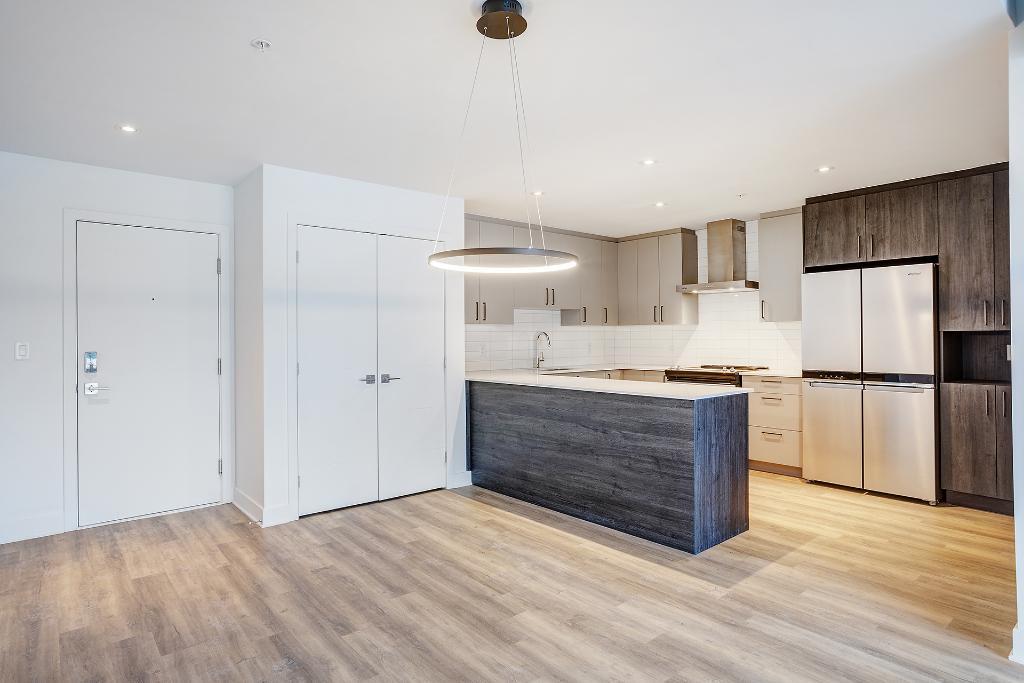 MAGNIFIQUE 4 1/2 LUXUEUX - ASCENSEUR - GARAGE - ÉLECTROMÉNAGERS