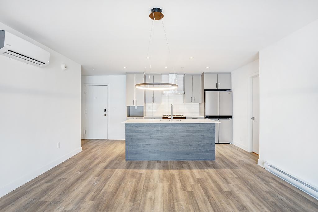 MAGNIFIQUE 4 1/2 LUXUEUX - ASCENSEUR - GARAGE - ÉLECTROMÉNAGERS