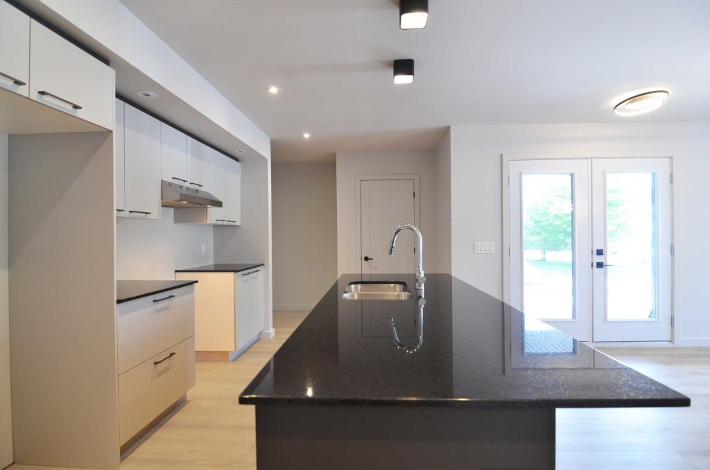 Grands et très lumineux 5-1/2 à louer dans quadruplex de luxe, situés dans le secteur Nord de Sherbrooke.
