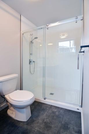 Grands et très lumineux 5-1/2 à louer dans quadruplex de luxe, situés dans le secteur Nord de Sherbrooke.