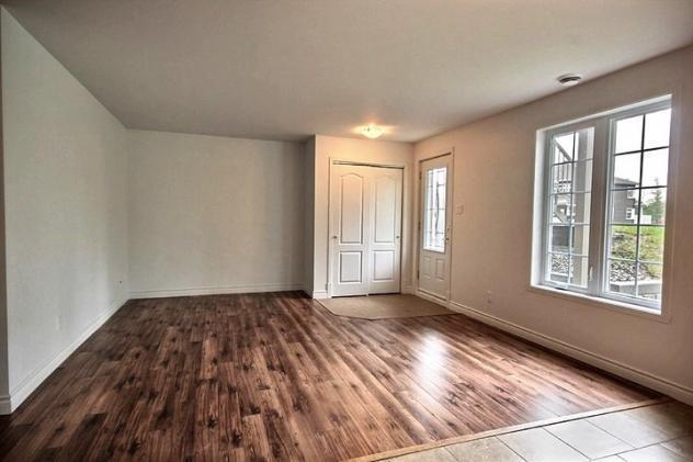 SUPERBE appartement style CONDO récent, grand 4 1/2 (1005 p.c.), dans un environnement paisible et très recherché, à seulement 9 ms de Québec.