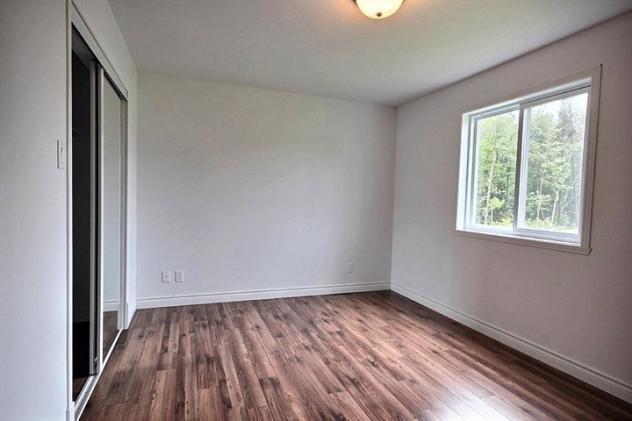 SUPERBE appartement style CONDO récent, grand 4 1/2 (1005 p.c.), dans un environnement paisible et très recherché, à seulement 9 ms de Québec.