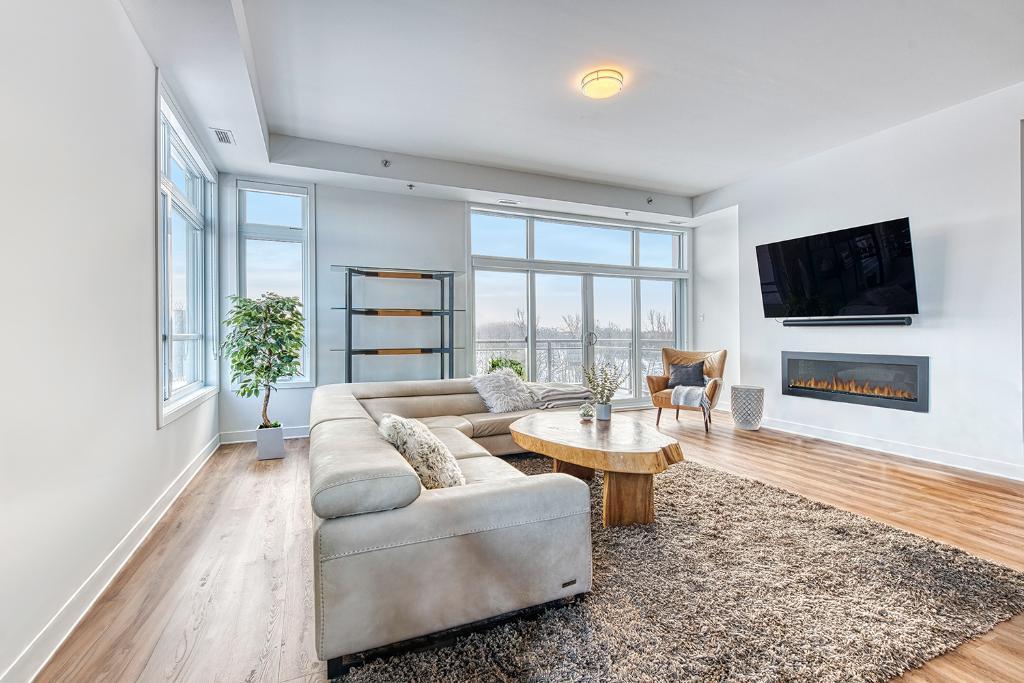 Penthouse 5 ½ adossé au golf de Saint-Lambert! 2 159 pi²