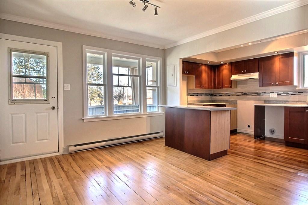 LOGEMENT 4 1/2 FENESTRÉ AVEC VERANDA (AVANT)À WOTTON