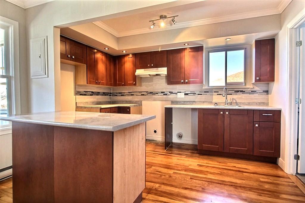 LOGEMENT 4 1/2 FENESTRÉ AVEC VERANDA (AVANT)À WOTTON