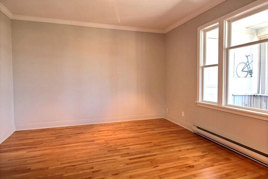 LOGEMENT 4 1/2 FENESTRÉ AVEC VERANDA (AVANT)À WOTTON