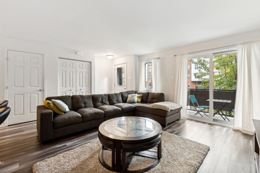 5 1/2 Apt For Rent In A Triplex