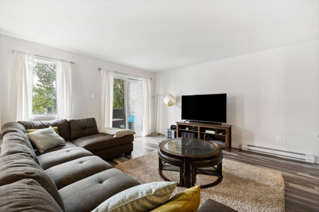 5 1/2 Apt For Rent In A Triplex