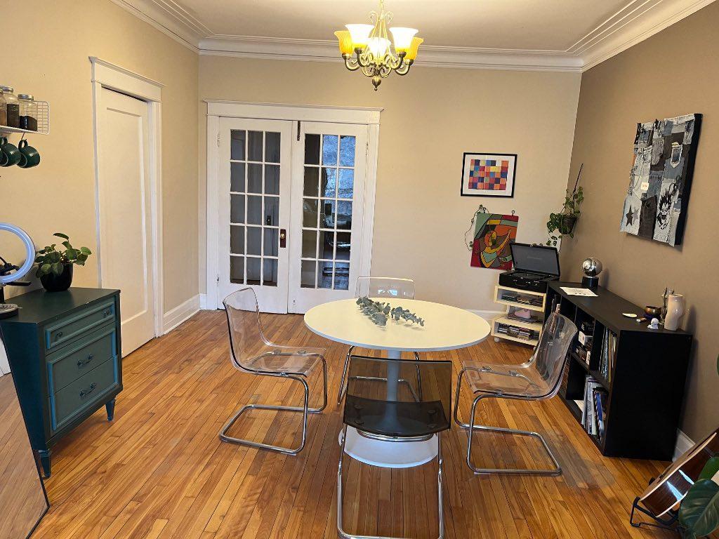 WESTMOUNT ADJ. 5 1-2. 1200 PIEDS CARRE ,GRAND LOGEMENT ,HAUT PLAFOND DE 9 PIEDS HAUTEUR 3 CHAMBRES INCLUANT ENTREE DE LAVEUSE ET SECHEUSE