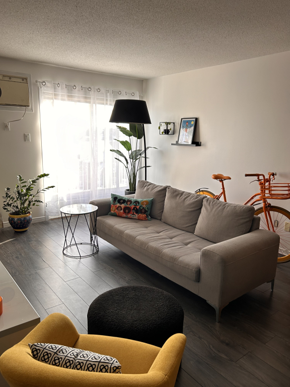 Condo 2 Chambres + 1 Den Meublé