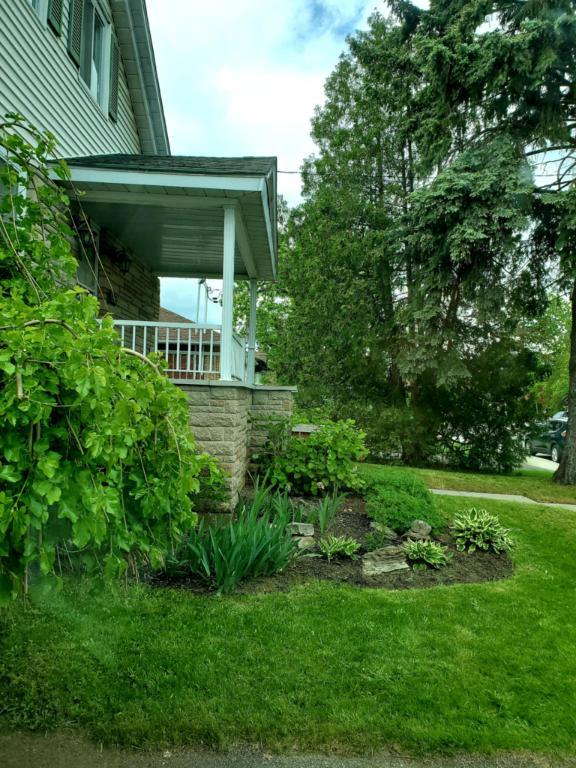 Adj Ahuntsic grand 3 1/2 semi meublé 5 électros, haut d'une maison près de la rivière de la piste cyclable et du boulevard Gouin Autobus express