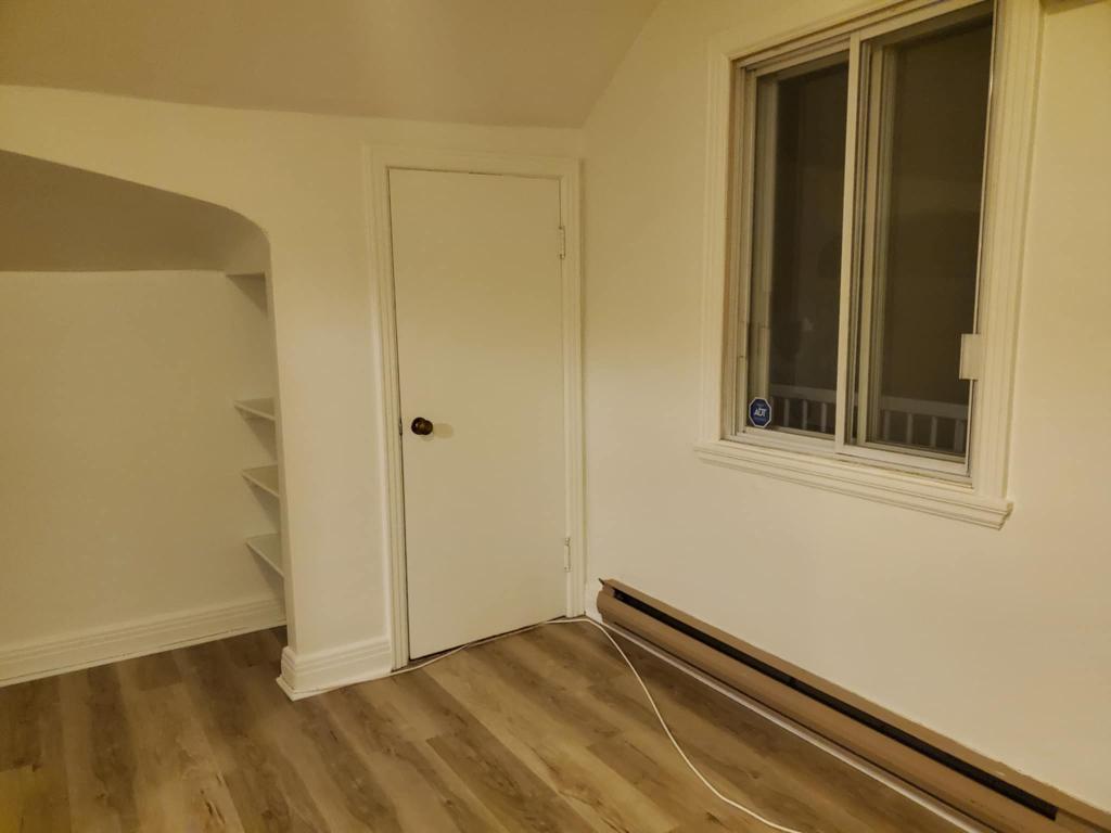 Adj Ahuntsic grand 3 1/2 semi meublé 5 électros, haut d'une maison près de la rivière de la piste cyclable et du boulevard Gouin Autobus express