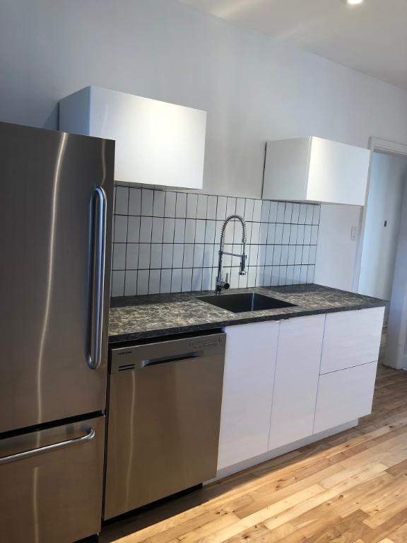 Studio contemporain à louer, chauffé incluant 5 électros.