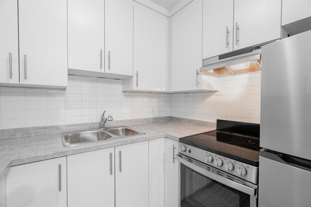 Grand 4.5 Rénové Disponible MAINTENANT - Métro Du Collège - 1461 Rue Du College, Montréal