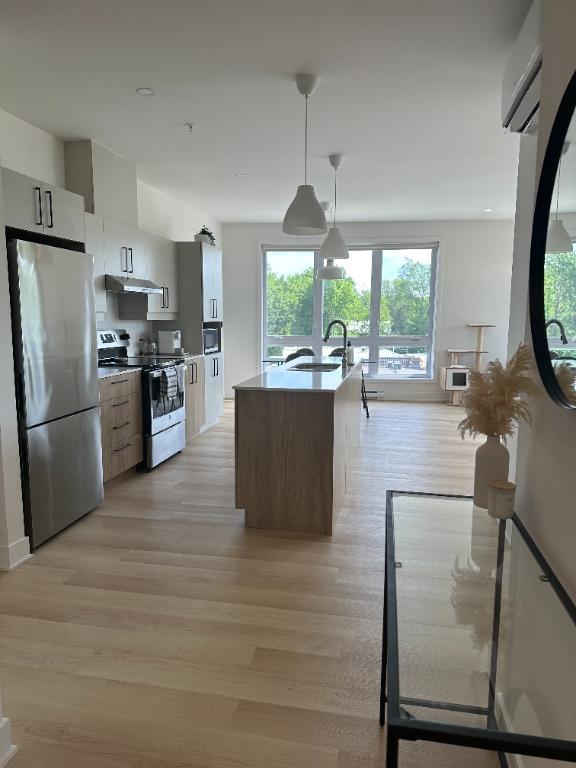 Superbe Condo, 4 1/2, très ensoleillé, garage et ascenseur, 1200 pc, Deux-Montagnes