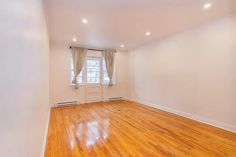 TRES GRAND 3 1/2 - 3485 ELLENDALE - RECEMMENT RENOVE