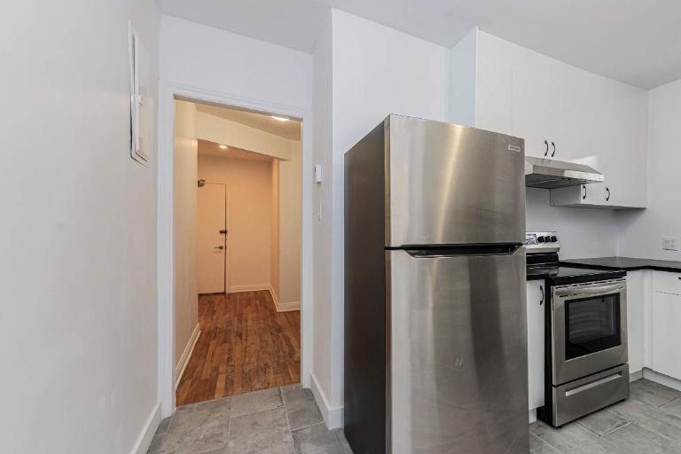 TRES GRAND 3 1/2 - 3485 ELLENDALE - RECEMMENT RENOVE