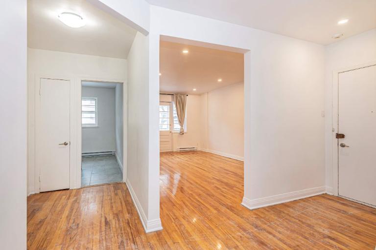 TRES GRAND 3 1/2 - 3485 ELLENDALE - RECEMMENT RENOVE