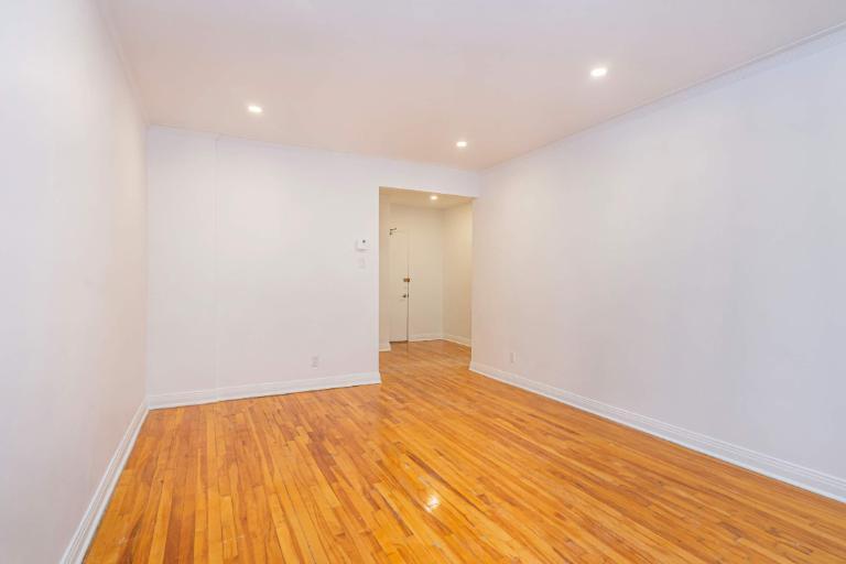 TRES GRAND 3 1/2 - 3485 ELLENDALE - RECEMMENT RENOVE