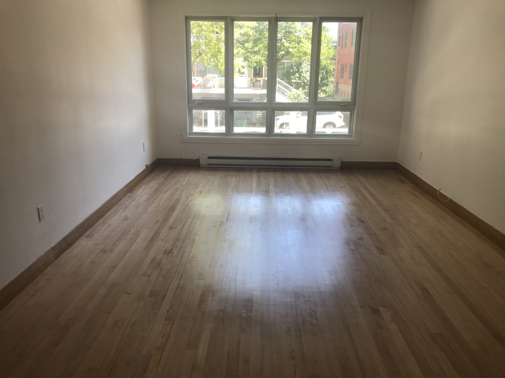Bas De Duplex Avec Garage Et Cour