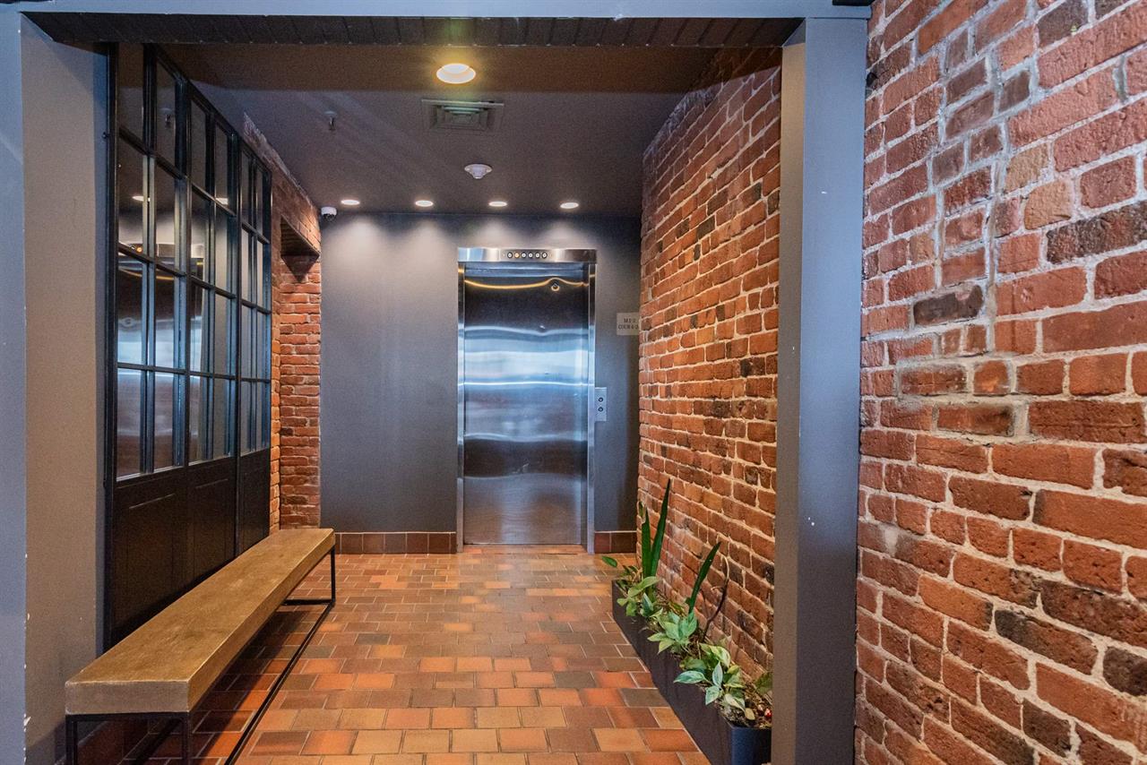 GRAND CONDO 4 1/2 Dans Un Immeuble Historique Du Vieux Montréal