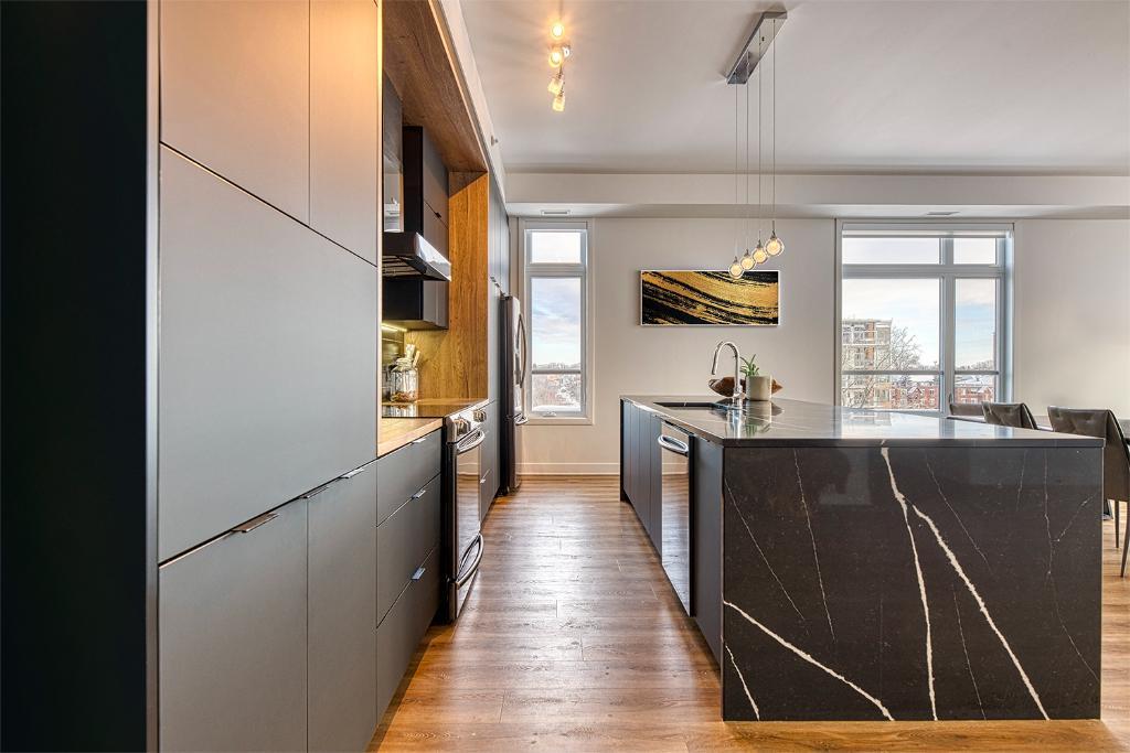 Penthouse 5 ½ adossé au golf de Saint-Lambert! 2 159 pi²