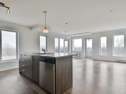 1 room apartment of 70 m² in Longueuil