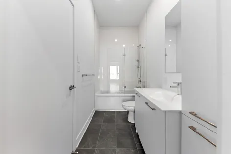 1 room apartment of 110 m² in Laval (administrative region)