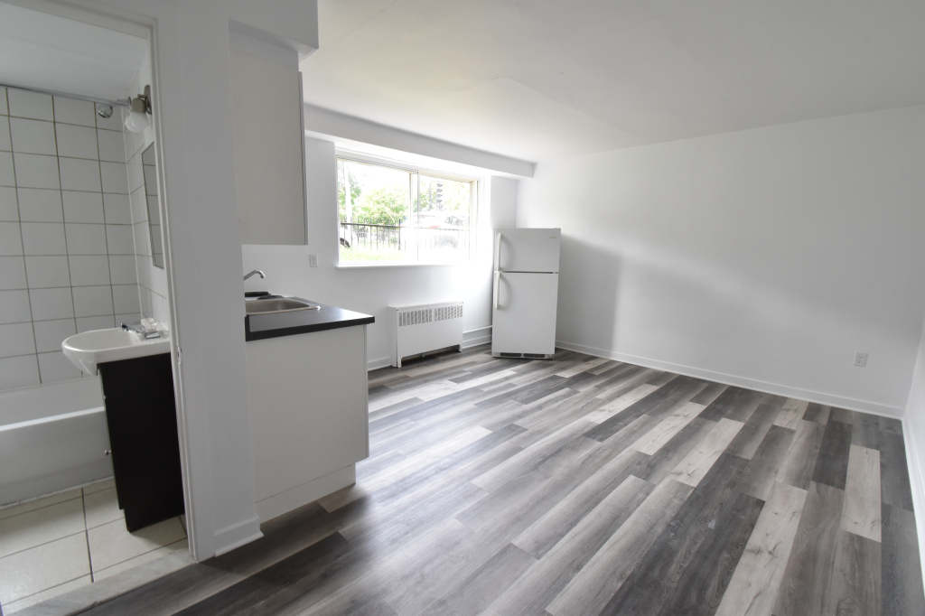 Studio Semi-meublé, Service Inclus!