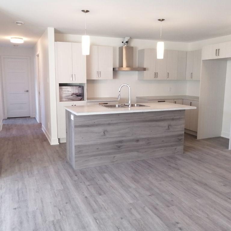 À qui la chance !? Beau logement avec Ascenseur ! 3 1/2, 5 1/2 ou 6 1/2 , Mercier. 1er juillet 2025 !