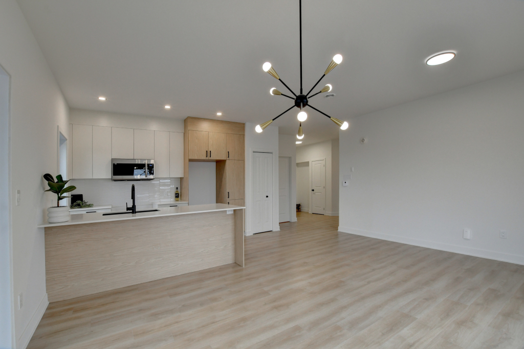 Super 4 .5 Ascenseur, Garage Intérieur