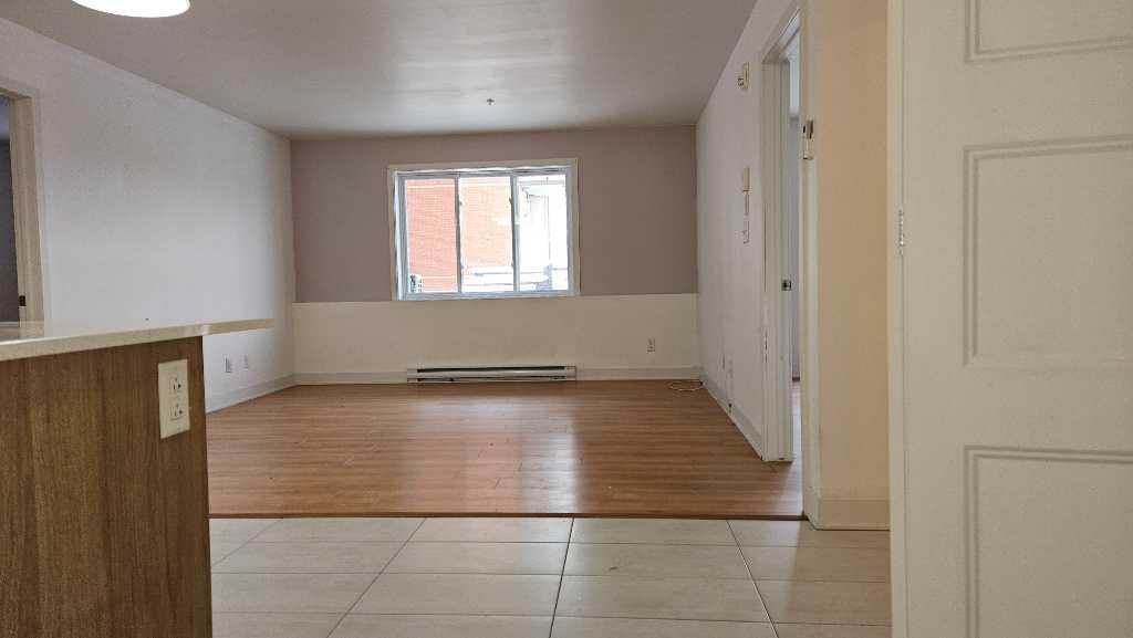 ***APPARTEMENT RÉNOVÉ 4 1/2 SEMI-RETRAITÉ ET RETRAITÉ À LOUER***