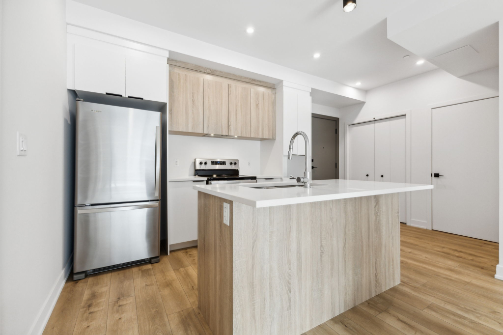 LARGE 1CHAMBRE + DEN BRAND NEW BUILDING