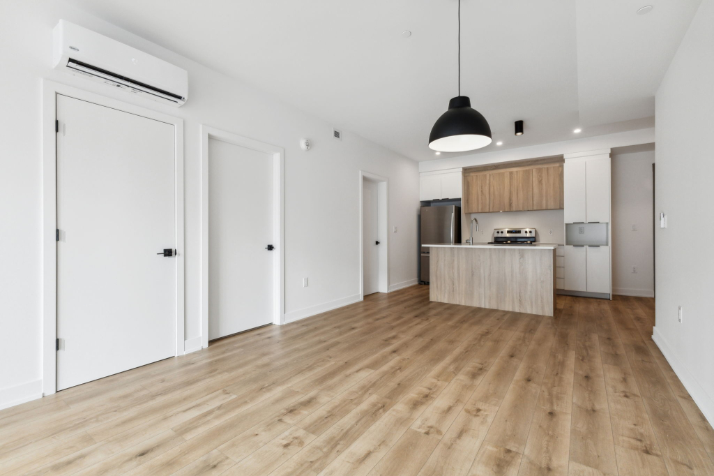 LARGE 1CHAMBRE + DEN BRAND NEW BUILDING