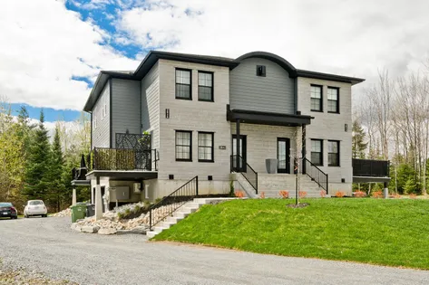 5 rooms apartment of 231 m² in Sherbrooke