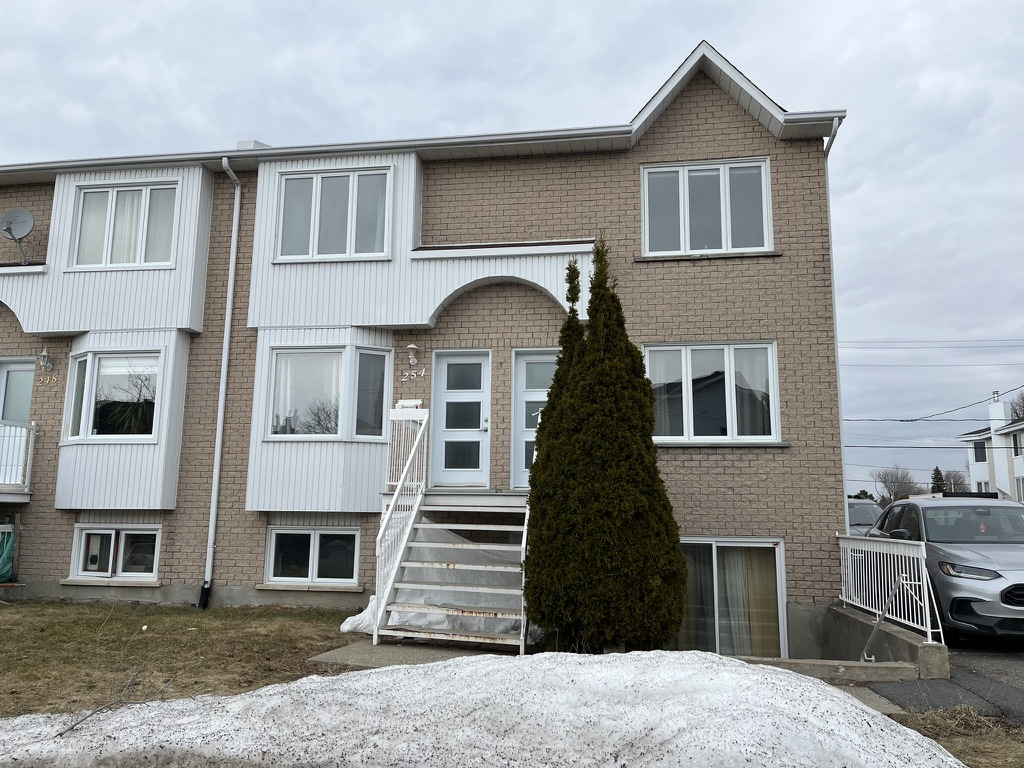 Grand 4-1/2, Triplex à Varennes, QC J3X