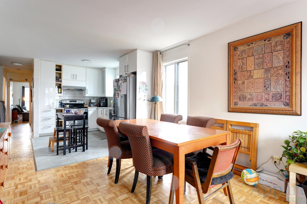 STYLE CONDO, SUR 2 NIVEAUX, COUR, VILLE-