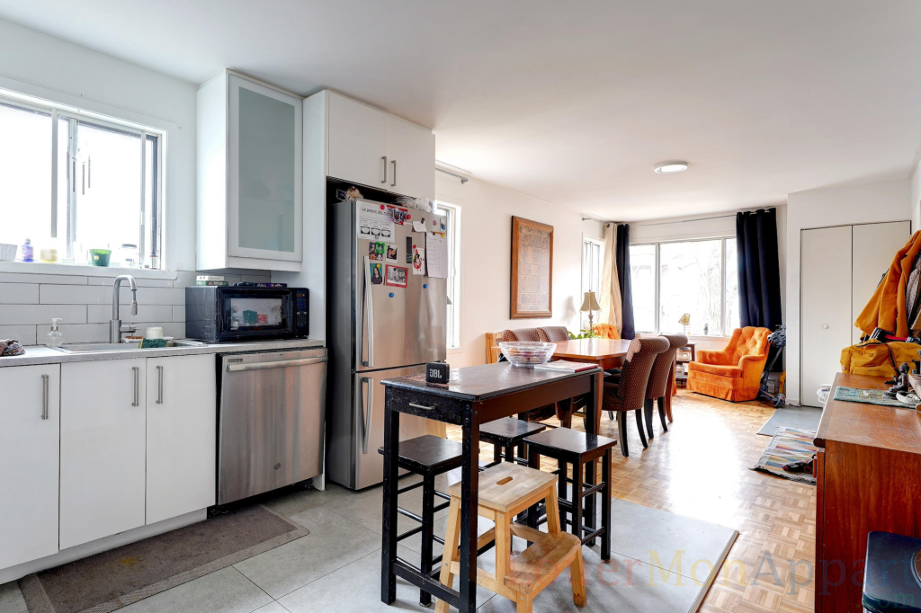 STYLE CONDO, SUR 2 NIVEAUX, COUR, VILLE-
