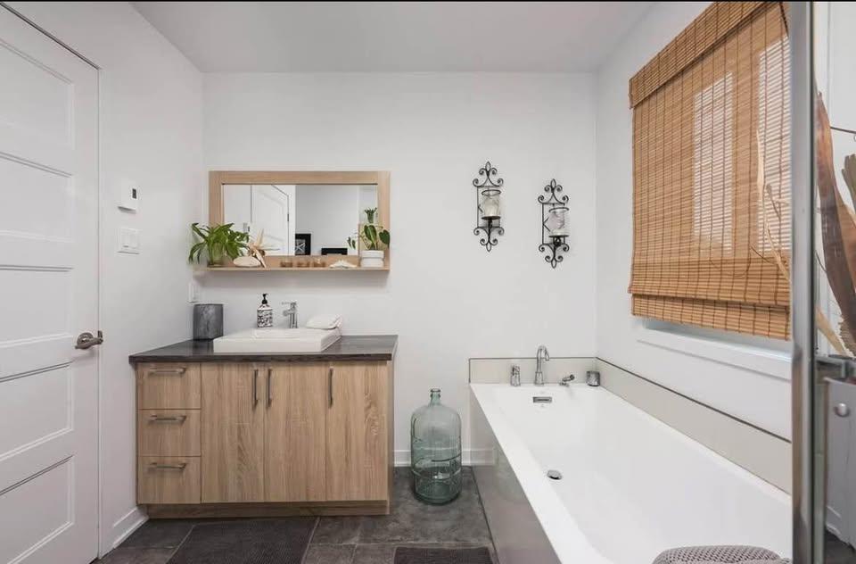 Beau 5 1/2 neufs ! TRIPLEX = Tranquilité ! Châteauguay, 2 stationnements, 1er août.