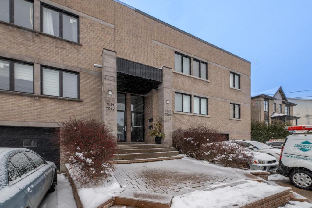Spacieux 4 1/2 au rdc avec grande cour Duvernay Laval - Appartement à louer