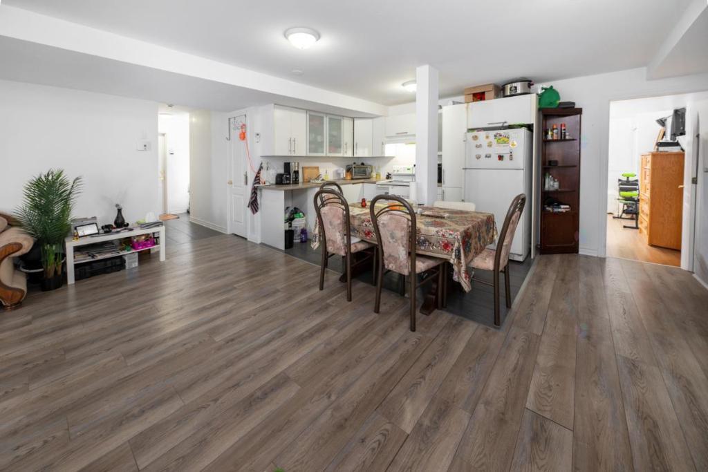 Spacieux 4 1/2 au rdc avec grande cour Duvernay Laval - Appartement à louer