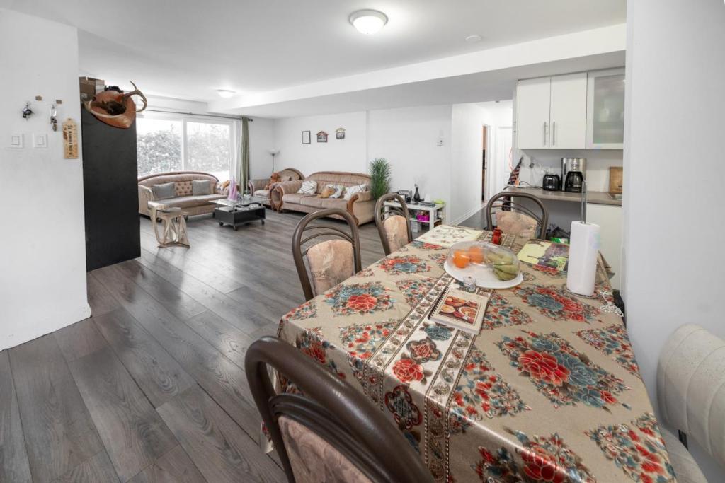 Spacieux 4 1/2 au rdc avec grande cour Duvernay Laval - Appartement à louer