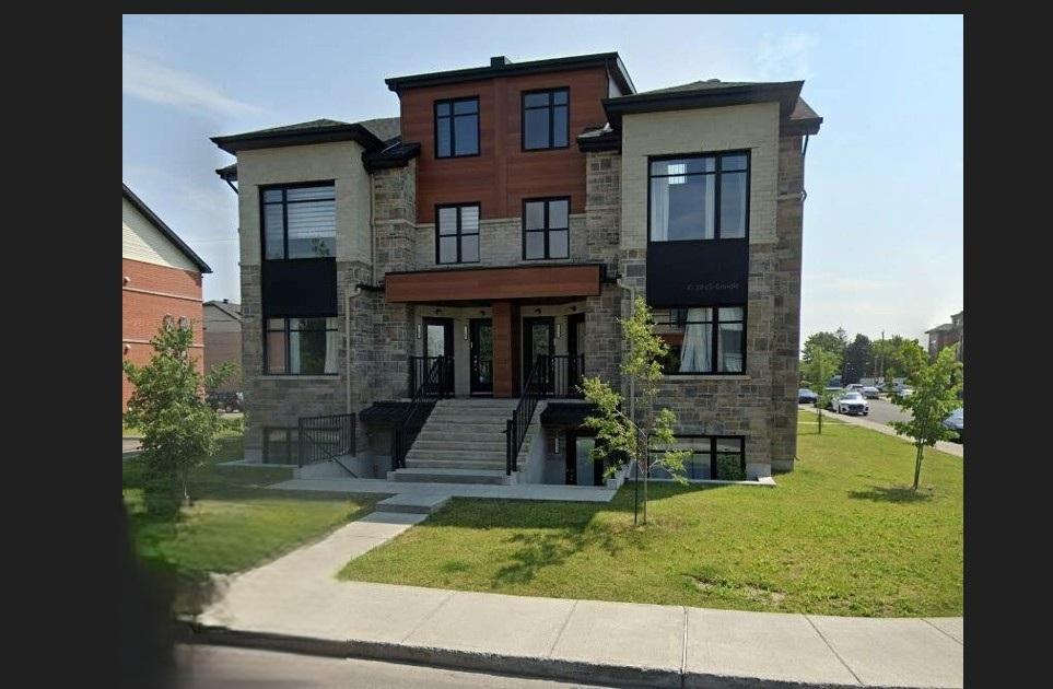Superbe Condo Triplex 4 1/2 dans un secteur recherché de Laval (avec stationnement !)