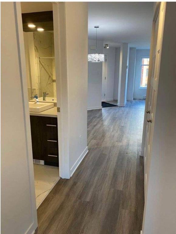 Superbe Condo Triplex 4 1/2 dans un secteur recherché de Laval (avec stationnement !)