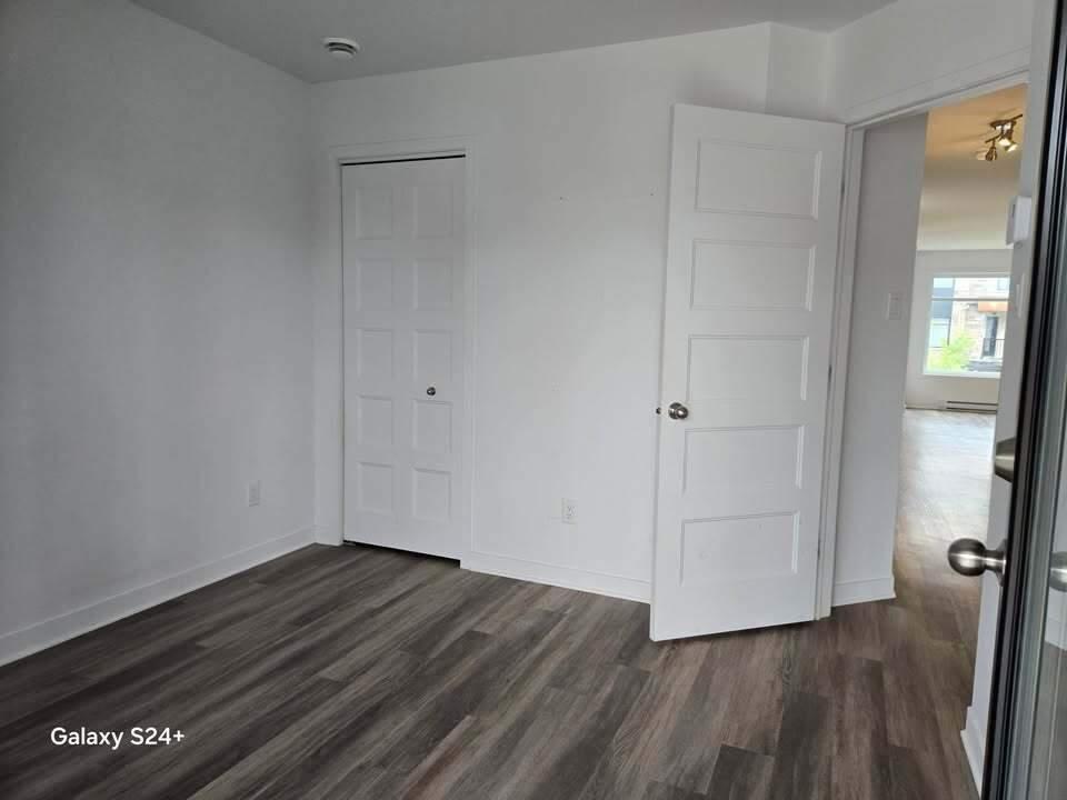 Superbe Condo Triplex 4 1/2 dans un secteur recherché de Laval (avec stationnement !)