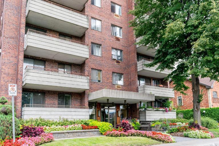 2 CH - 1 SDB - Côte Saint-Luc - $1,855 /mo