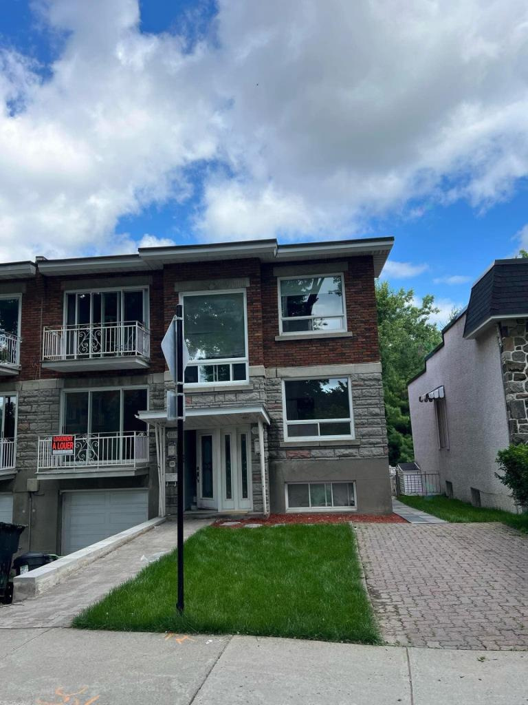 Grand 8 1/2 Garage Et Cour Privée