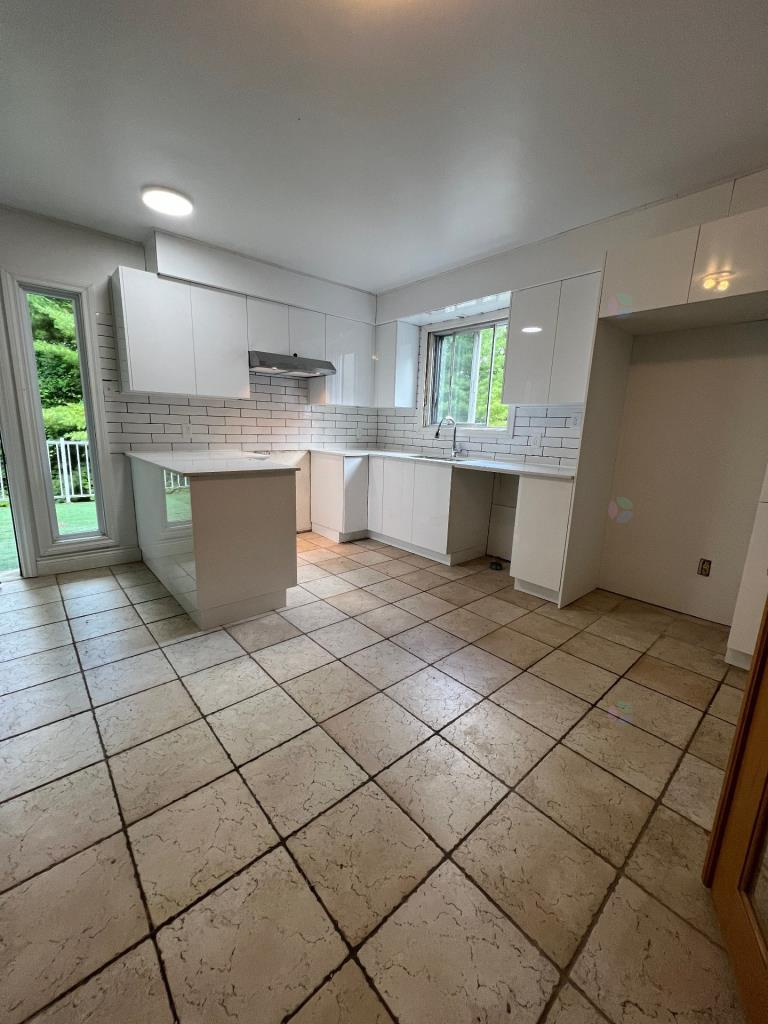 Grand 8 1/2 Garage Et Cour Privée
